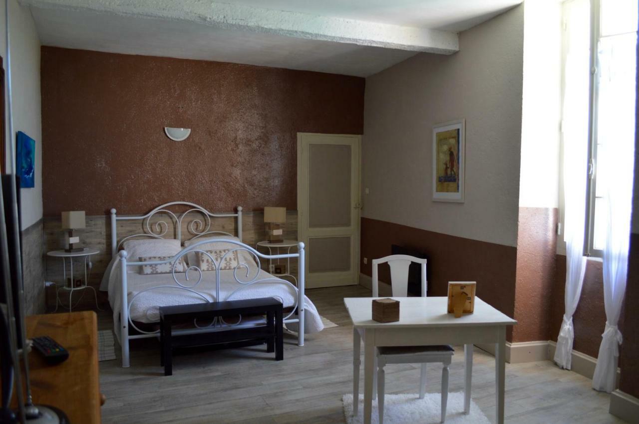 Le Prieure Bed and Breakfast Saint-Pey-de-Castets Eksteriør billede